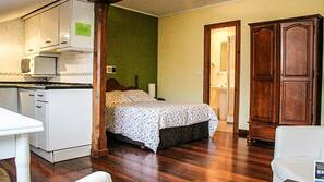Escritorio, cortinas opacas, sistema de insonorización y wifi gratis