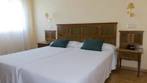 Tabla de planchar con plancha, wifi gratis, ropa de cama
