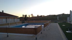 Una piscina al aire libre de temporada