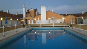 Una piscina al aire libre de temporada