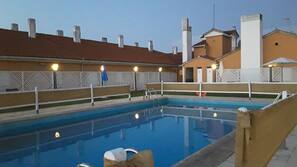 Una piscina al aire libre de temporada