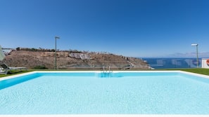 Piscine extérieure, parasols de plage, chaises longues