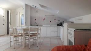Réfrigérateur, four, fourneau de cuisine, chaise haute