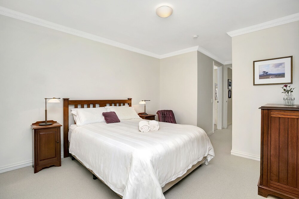 Sunny and Spacious Two Bdr Apt - SPF13