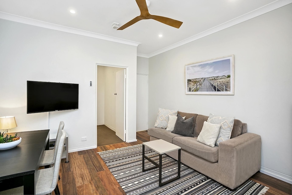 Two Bedroom Beachside Apartment - CLOV4
