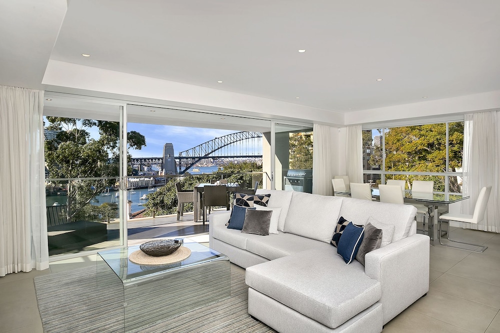 Harbourside Luxury - PNT03