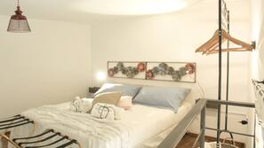 Cunas o camas infantiles gratuitas, wifi gratis, ropa de cama