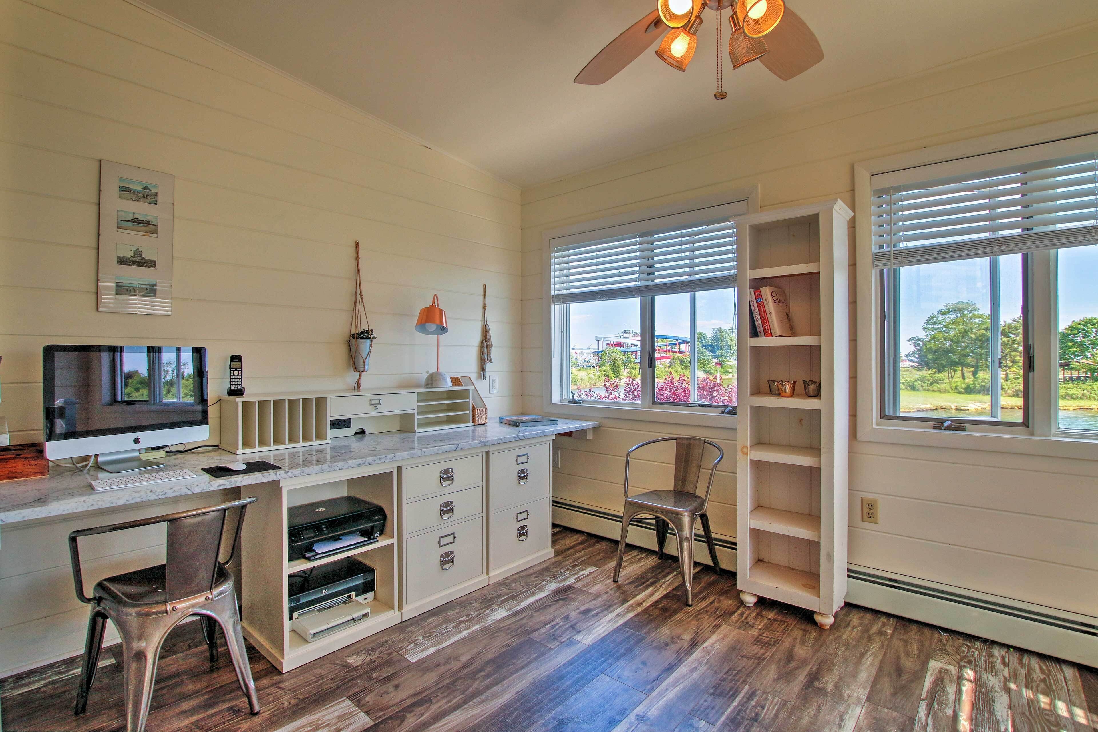Deluxe Waterford Home w/Outdoor Bar--Steps to Cove in Waterford, United States