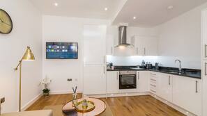 Full-sized fridge, microwave, oven, hob