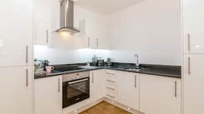 Full-sized fridge, microwave, oven, hob