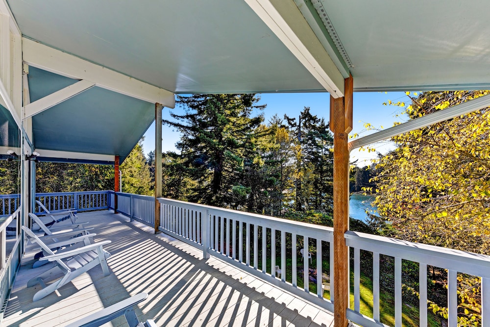 Spacious dog-friendly house with views of the slough & nearby beach access