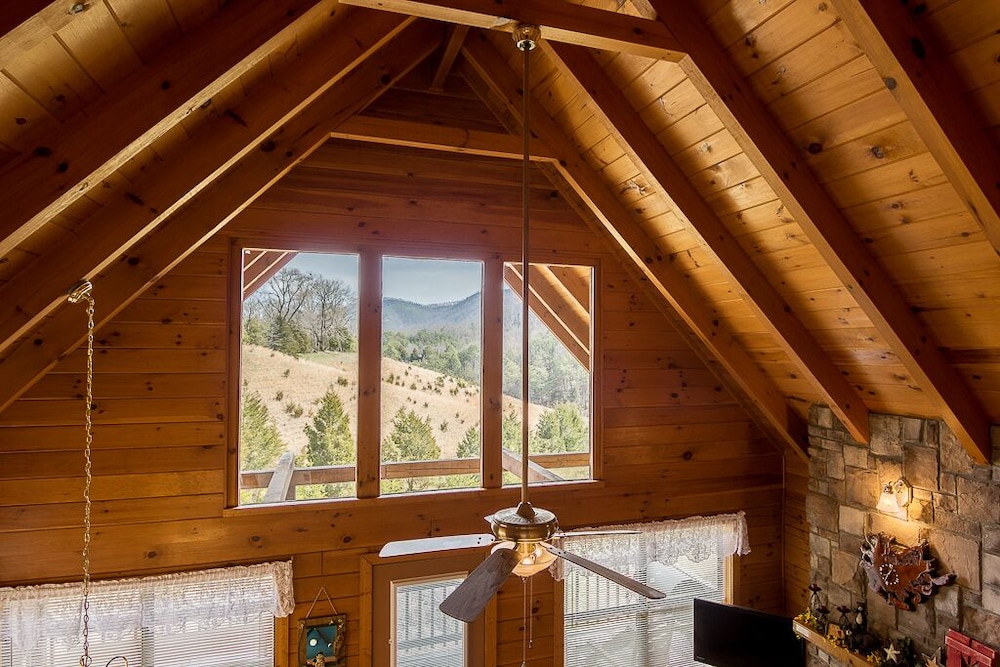 Lee S Log Cabin 2 Bed 2 Bath Sleeps 6 Pet Friendly One Mile To