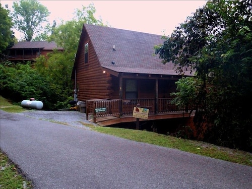 Lee S Log Cabin 2 Bed 2 Bath Sleeps 6 Pet Friendly One Mile To Dollywood In Sevierville Hotel Rates Reviews On Orbitz