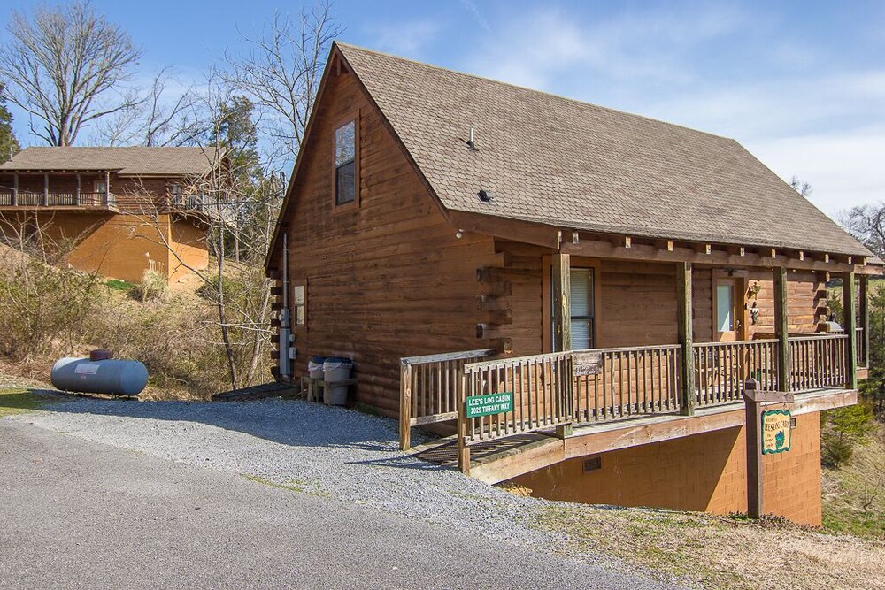 Lee's Log Cabin 2 bed 2 Bath Sleeps 6 pet Friendly one Mile to