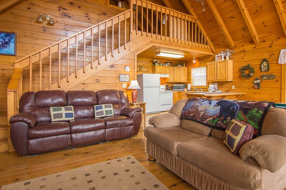 Lee's Log Cabin 2 bed 2 bath Sleeps 6 pet friendly one mile to