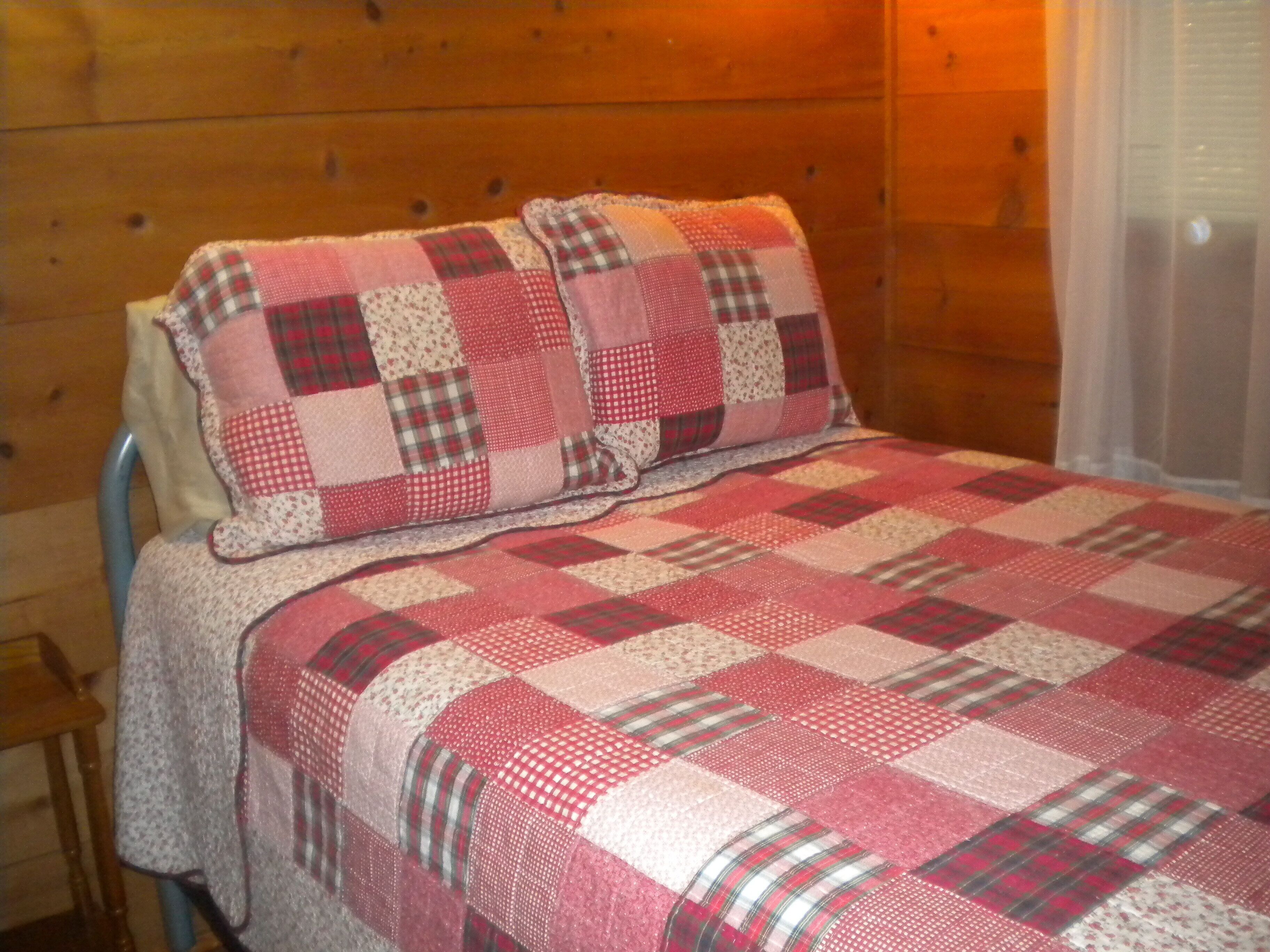 Flexible Cancellation, Professional Cleaning! Relax in our Heart Shaped Tub in , in Helen, United States