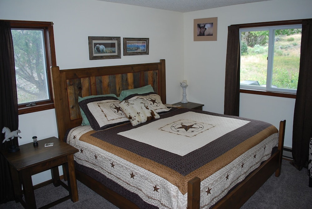 Spacious, comfortable home on 13 Acres. 4 Miles from Yellowstone