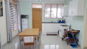 Full-size fridge, microwave, oven, stovetop