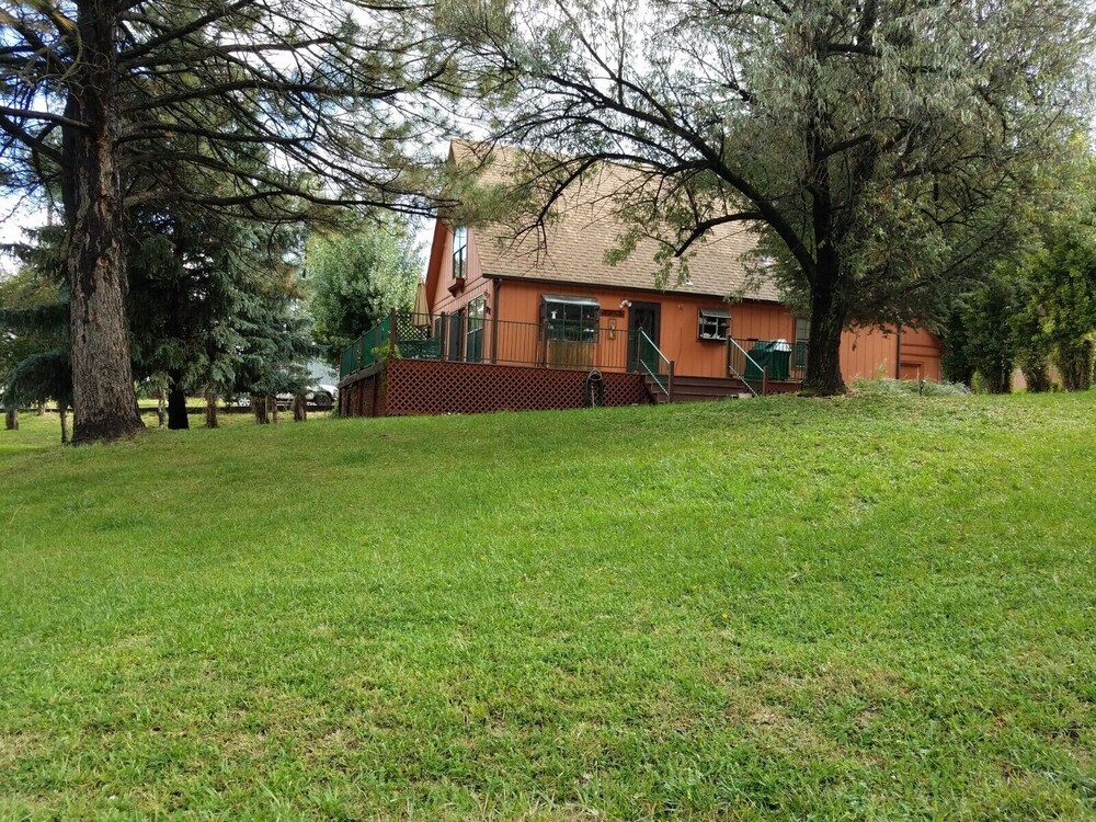 COZY, COMFORTABLE, GREAT LOCATION, FAMILY AND PET FRIENDLY CHALET