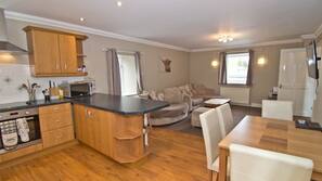 Full-sized fridge, microwave, oven, hob