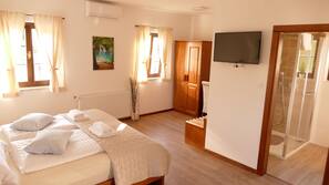 Minibar, Zimmersafe, Schreibtisch, kostenloses WLAN