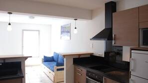 Grand réfrigérateur, micro-ondes, four, fourneau de cuisine