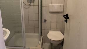 Suihku, ilmaiset hygieniatuotteet, hiustenkuivaaja, pyyhkeet