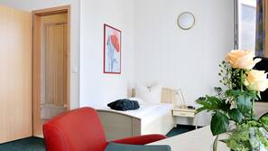 Zimmersafe, Schreibtisch, Bügeleisen/Bügelbrett