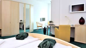 Zimmersafe, Schreibtisch, Bügeleisen/Bügelbrett
