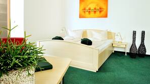 Zimmersafe, Schreibtisch, Bügeleisen/Bügelbrett