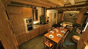 Grand réfrigérateur, micro-ondes, four, fourneau de cuisine