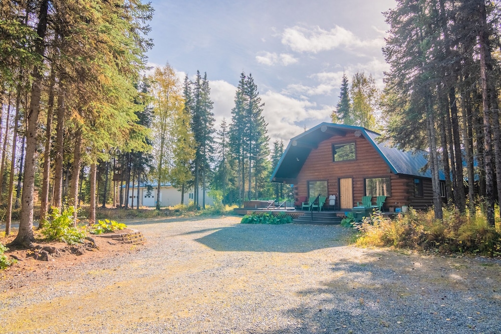 Sashas Kenai River Alaskan Log Cabin with HOT TUB Maintained Daily