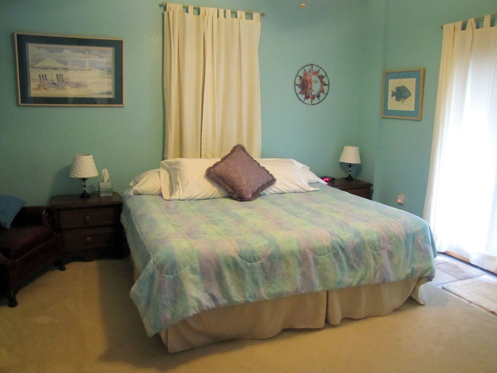 Lake Nottely Vacation Rental, Blairsville. King Beds. Pontoon boat