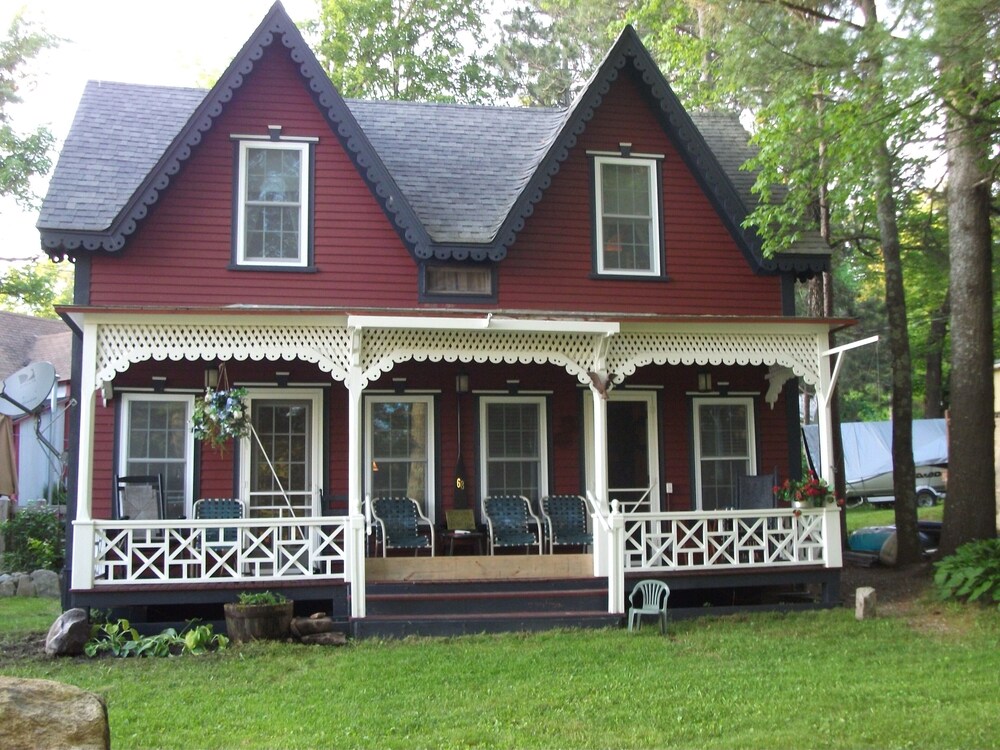 Restored 4 Bedroom Family Lakefront Cottage On Lake Sunapee In