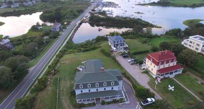 Payne's Harbor View Inn