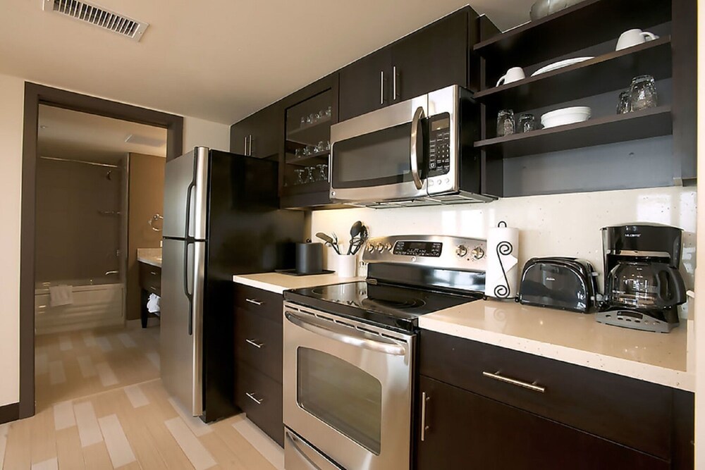 Private kitchen, Beautiful Oceanfront 2 bedroom luxury suite at Oceanaire Resort, upscale resort