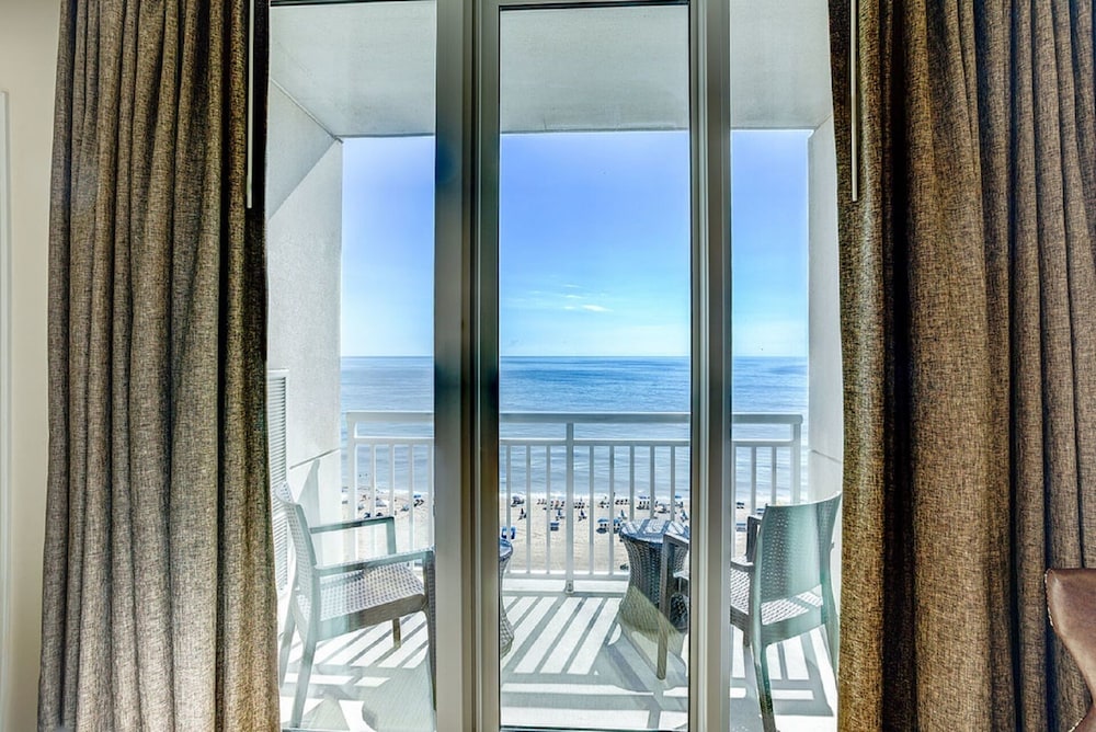 Beautiful Oceanfront 2 Bedroom Luxury Suite at Oceanaire Resort