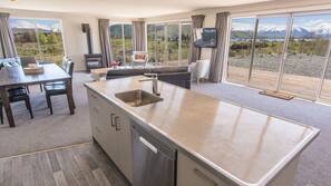 Full-sized fridge, microwave, oven, hob