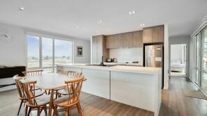 Full-sized fridge, microwave, oven, hob