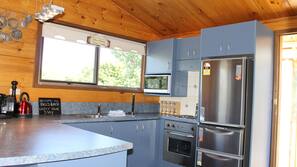 Full-sized fridge, microwave, oven, hob