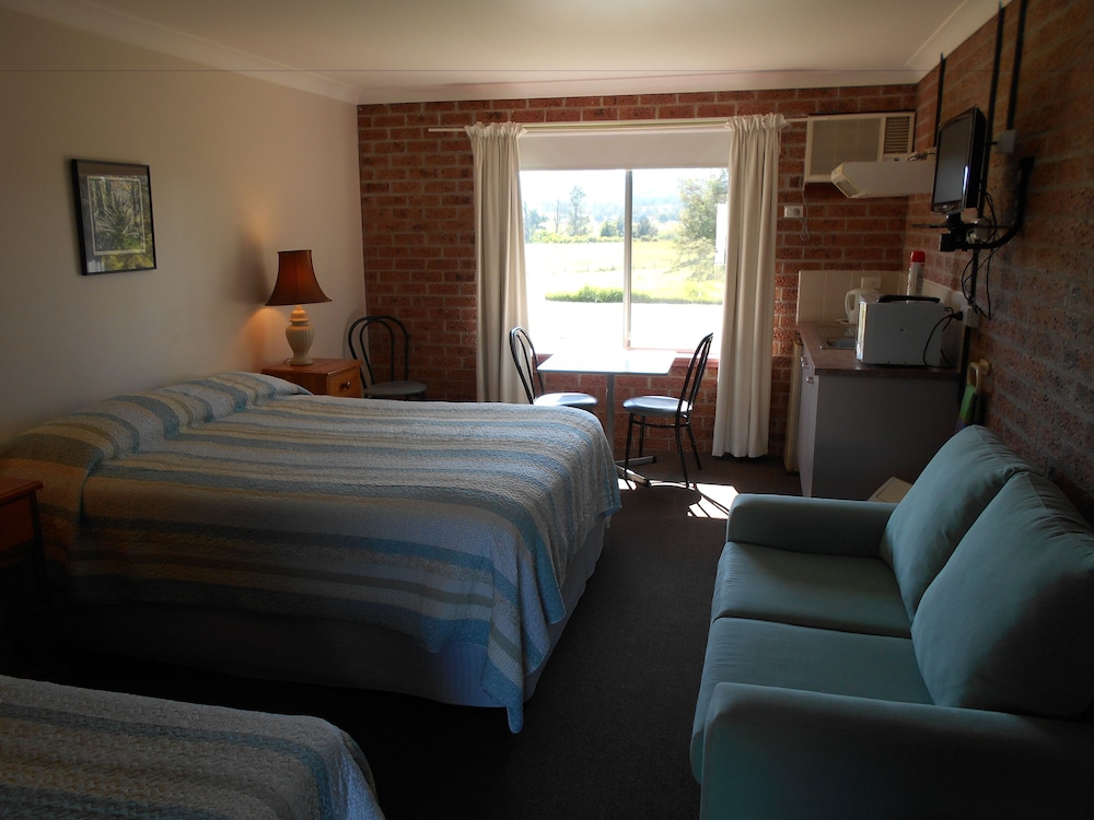 Vacy Village Motel