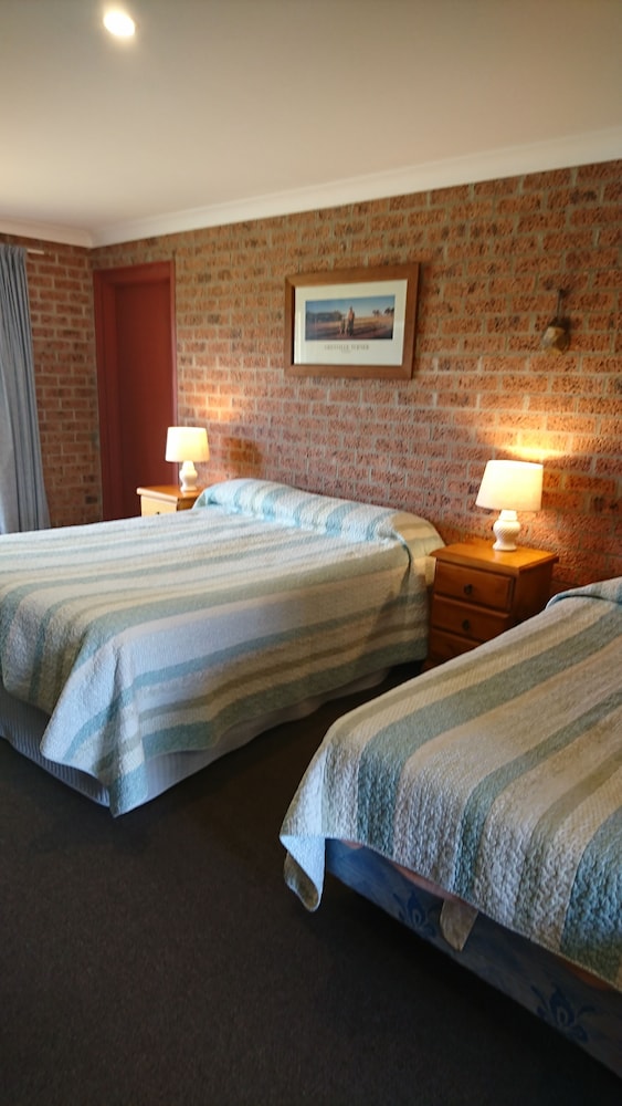 Vacy Village Motel