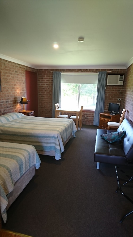 Vacy Village Motel