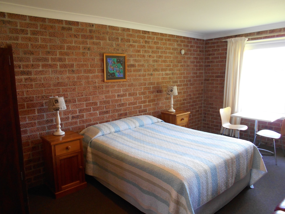 Vacy Village Motel