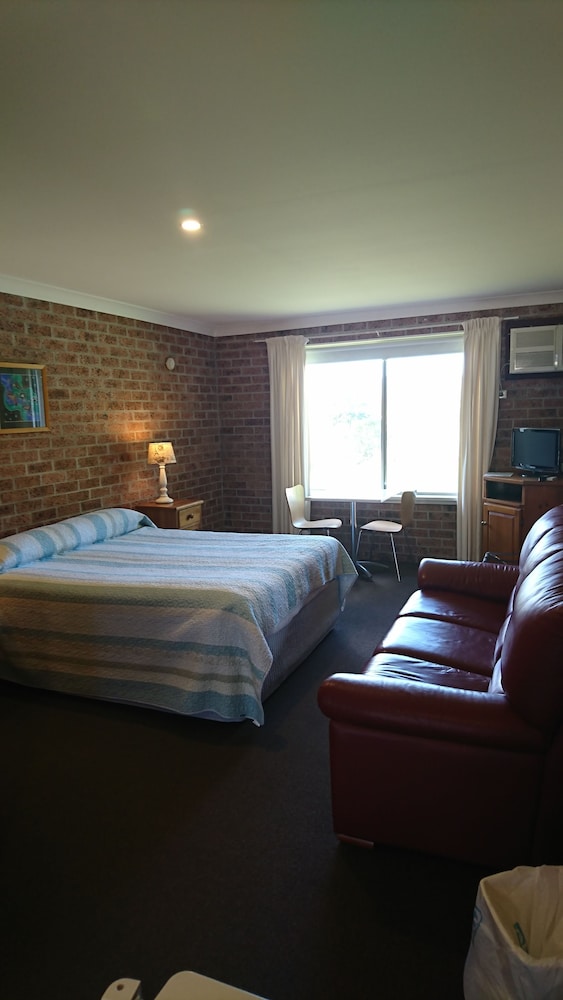 Vacy Village Motel