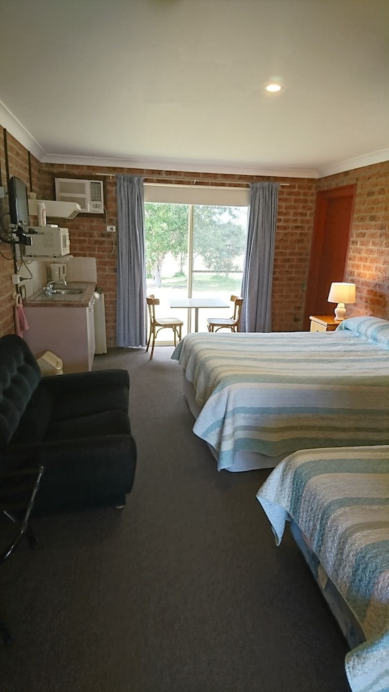 Vacy Village Motel