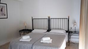 Minibar, caja fuerte, escritorio y cunas o camas infantiles gratuitas