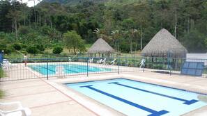 2 piscinas al aire libre