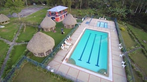 2 piscinas al aire libre