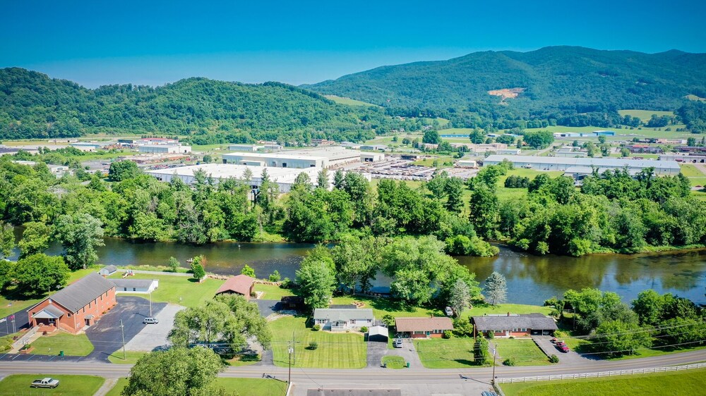 Every Fisherman's Dream! Located on the beautiful Watauga River!